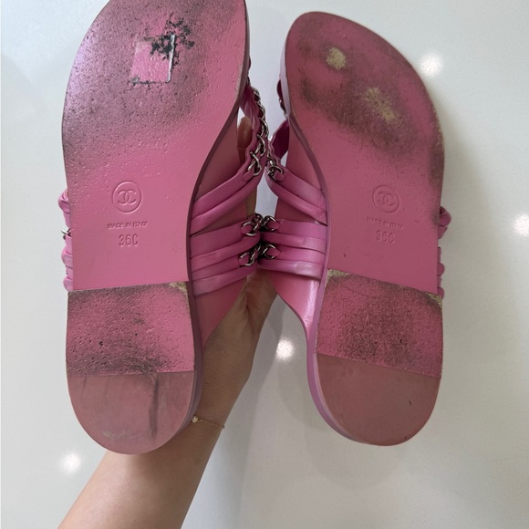 Chanel 19C Pink Chain Thong Sandals Flats C875 worn 3-4x on vacation - Picture 4 of 4